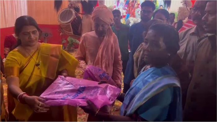 মৃত মেয়ের আত্মার শান্তি কামনা করে দুর্গাপুজো মায়ের