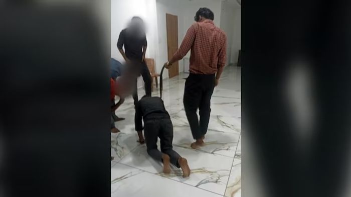 টার্গেট পূরণে ব্যর্থ হওয়ায় কেরলে কর্মচারীকে কুকুরের মতো হাঁটানো হল, ভিডিও ভাইরাল