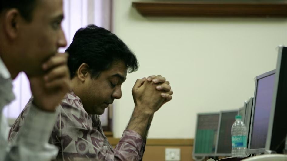 এক ঝটকায় ১৪ লাখ কোটি উধাও, শেয়ার বাজারে ধস  