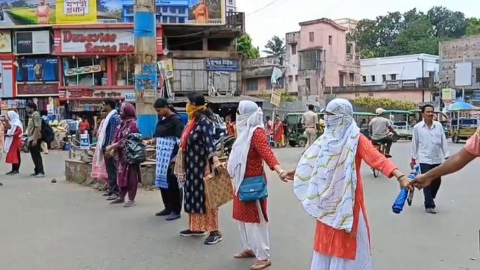 দীর্ঘক্ষন বিক্ষোভ দেখালেন চাকরিহারারা