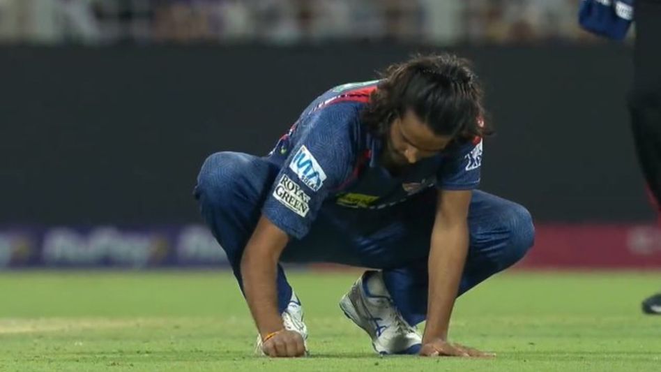 আবার আলোচনায় নোটবুক সেলিব্রেশন, নরিনকে আউট করে কী করলেন LSG স্পিনার? আবার আলোচনায় নোটবুক সেলিব্রেশন, নরিনকে আউট করে কী করলেন LSG স্পিনার?