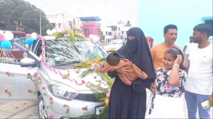 পরিবারের প্রথম কন্যা সন্তান, ফুল দিয়ে সাজানো গাড়িতে বাড়ি নিয়ে গেলেন