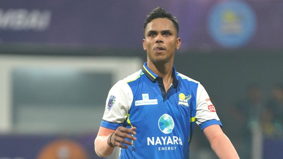 বিগ বি-র দল থেকে শাহরুখের KKR-এ নেট বোলার, কে এই অভিষেক? বিগ বি-র দল থেকে শাহরুখের KKR-এ নেট বোলার, কে এই অভিষেক?