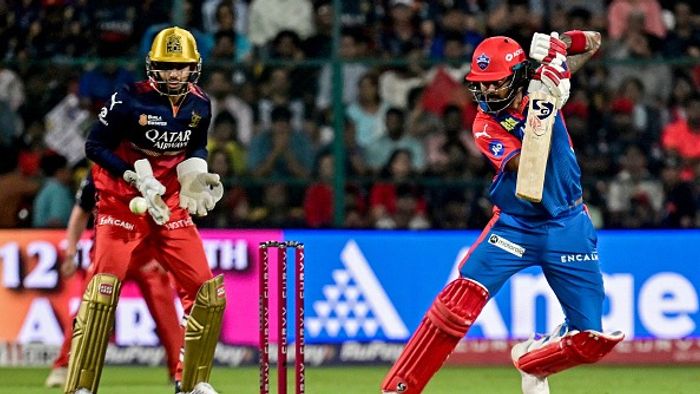 দিল্লি ক্যাপিটালসের কেএল রাহুল (আর) রয়্যাল চ্যালেঞ্জার্স বেঙ্গালুরু হিসেবে শট খেলছেন