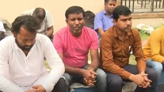 এসএসসি দফতরের সামনে অবস্থানে চাকরিহারারা।