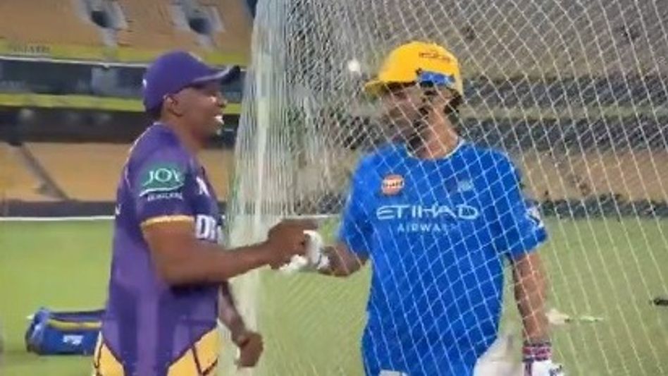 'এই বিশ্বাসঘাতক এখানে!' পুরনো সতীর্থকে দেখেই ধোনির খোঁচা 'এই বিশ্বাসঘাতক এখানে!' পুরনো সতীর্থকে দেখেই ধোনির খোঁচা