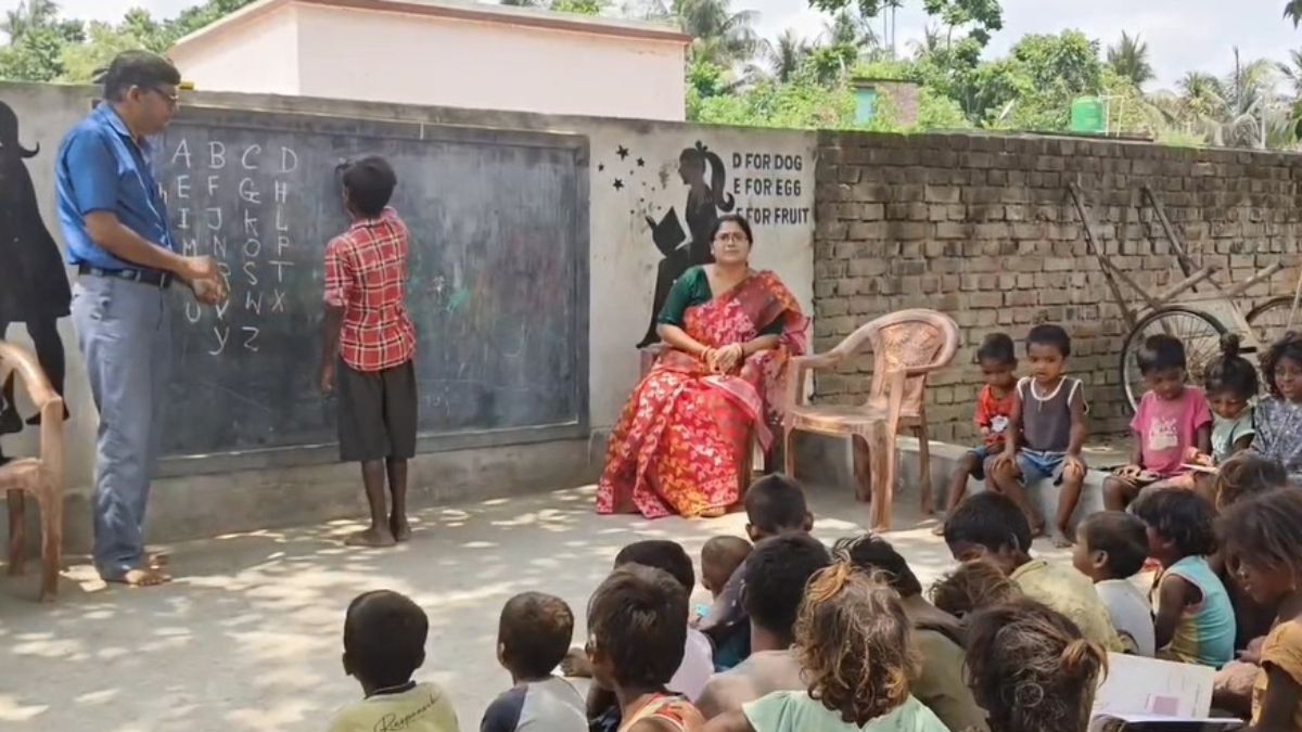 ইটভাটা শ্রমিকদের সন্তানরা পাচ্ছেন শিক্ষার আলো, চাকরি বাতিলের রাজ্যে সোমেশকে কুর্নিশ 