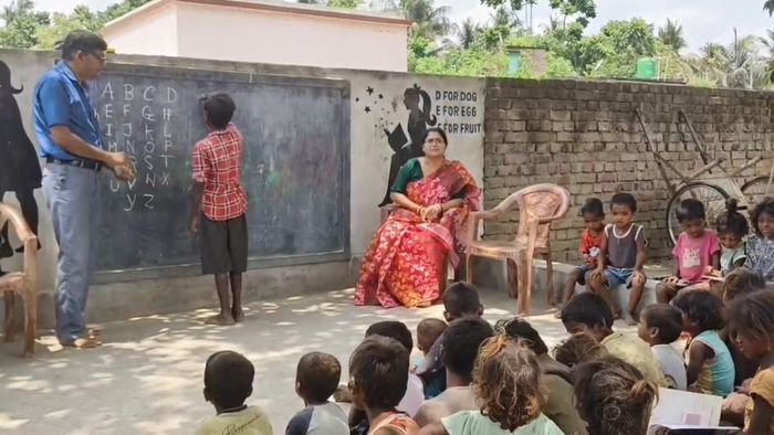 ইটভাটা শ্রমিকদের সন্তানরা পাচ্ছেন শিক্ষার আলো, চাকরি বাতিলের রাজ্যে সোমেশকে কুর্নিশ