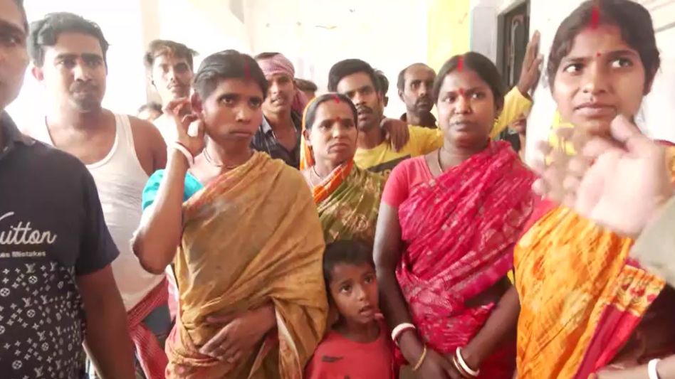 'বাড়িতে আগুন, মারধর...', মুর্শিদাবাদ থেকে ভয়ে পালাচ্ছে বহু মানুষ 'বাড়িতে আগুন, মারধর...', মুর্শিদাবাদ থেকে ভয়ে পালাচ্ছে বহু মানুষ