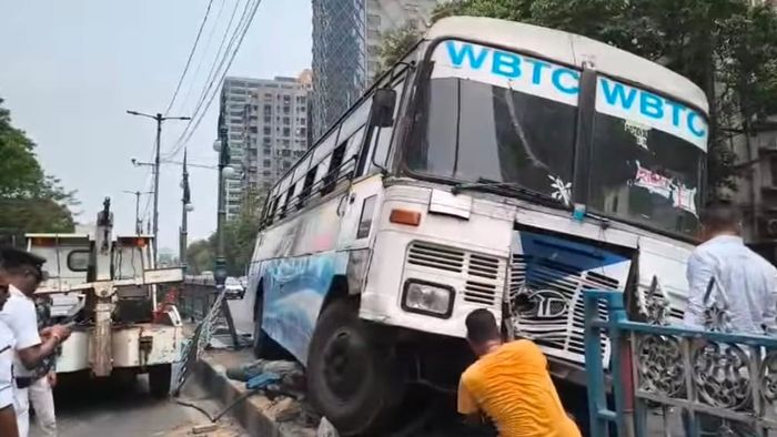 ফের বাস দুর্ঘটনা।-ভিডিও থেকে নেওয়া ছবি