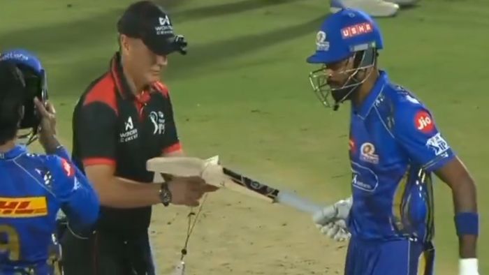 হার্দিক পান্ড্যের ব্যাট পরীক্ষা করছেন আম্পায়ার