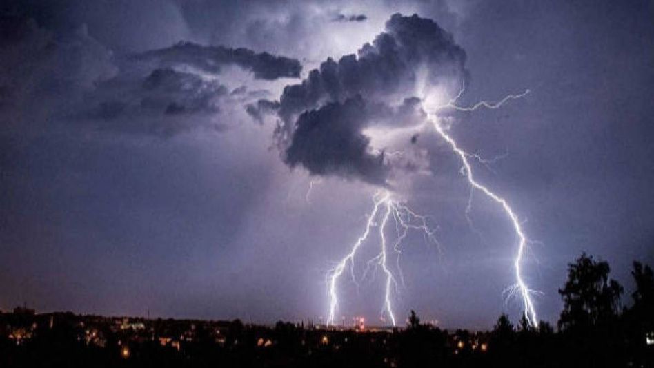 সক্রিয় নিম্নচাপ অক্ষরেখা, টানা ৫ দিন বজ্রবিদ্যুৎ-সহ ঝড়-বৃষ্টি সক্রিয় নিম্নচাপ অক্ষরেখা, টানা ৫ দিন বজ্রবিদ্যুৎ-সহ ঝড়-বৃষ্টি