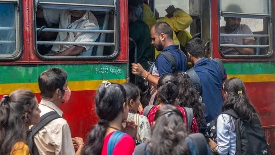 গরমে ঘাম ঝরিয়েও রোজ অফিস? এই ৭ টিপসে সারাদিন থাকবেন চনমনে-ফ্রেশ গরমে ঘাম ঝরিয়েও রোজ অফিস? এই ৭ টিপসে সারাদিন থাকবেন চনমনে-ফ্রেশ