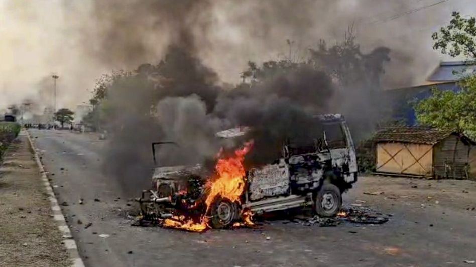 ফেক ছবি ছড়িয়ে উস্কানির অভিযোগ, বঙ্গ BJP-র বিরুদ্ধে FIR কলকাতা পুলিশে ফেক ছবি ছড়িয়ে উস্কানির অভিযোগ, বঙ্গ BJP-র বিরুদ্ধে FIR কলকাতা পুলিশে