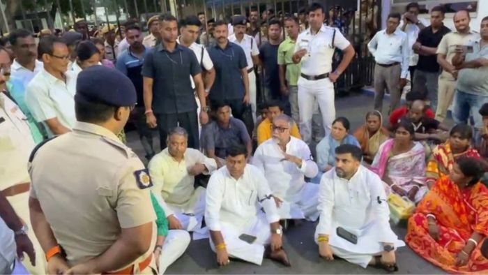 DGP-র সঙ্গে দেখা করতে চান, ঘর ছাড়াদের নিয়ে ভবানী ভবনের সামনে ধর্না সুকান্তর