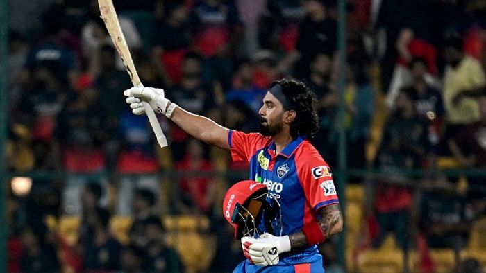 রয়্যাল চ্যালেঞ্জার্স বেঙ্গালুরুর বিরুদ্ধে তার দলের জয় উদযাপন করার সময় দিল্লি ক্যাপিটালসের কেএল রাহুল দর্শকদের দিকে ইশারা করছেন