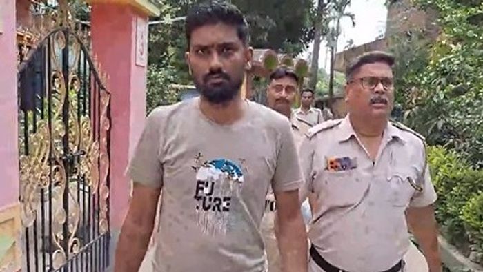 ভুয়ো কাস্টমস অফিসার গ্রেফতার।