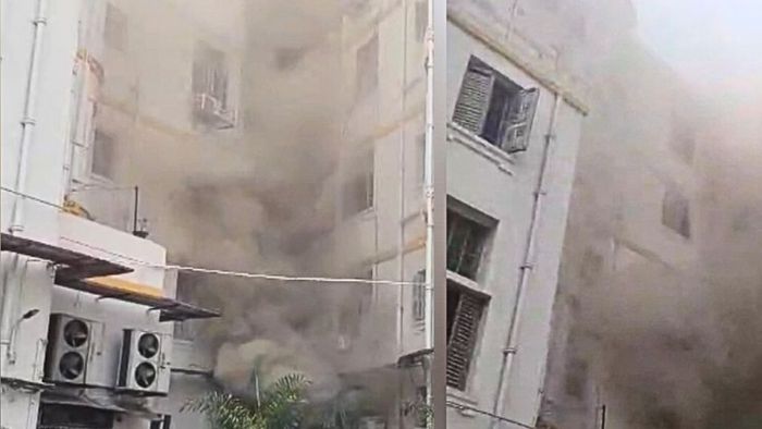 পার্ক স্ট্রিটে বহুতলে ভয়াবহ আগুন, স্টিফেন কোর্টের স্মৃতি উস্কে ধোঁয়ায় ঢাকল এলাকা