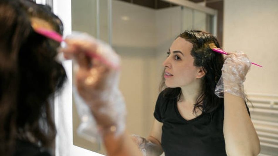 নিয়মিত চুলে কলপ করেন? কোনও ভুল করছেন না তো? নিয়মিত চুলে কলপ করেন? কোনও ভুল করছেন না তো?