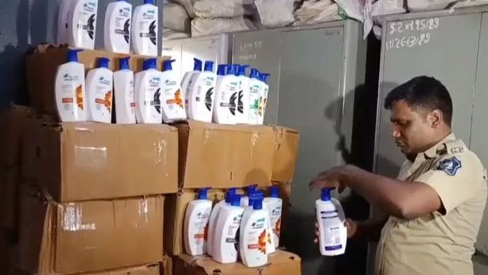 নকল শ্যাম্পুতে বিষ! সুরতে ১৬ লক্ষ টাকার 'ফেক হেড অ্যান্ড শোল্ডার্স' ফাঁস