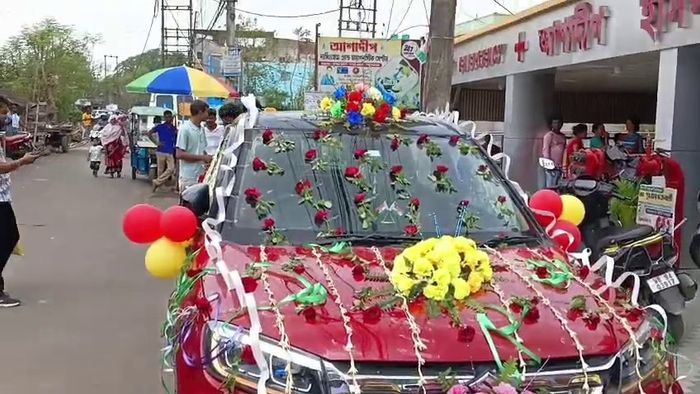 ফুল দিয়ে সাজানো গাড়ি।