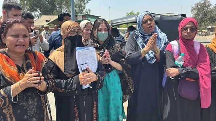 অনেক মহিলাই আটারি-ওয়াঘা সীমান্তে জড়ো হয়েছেন।