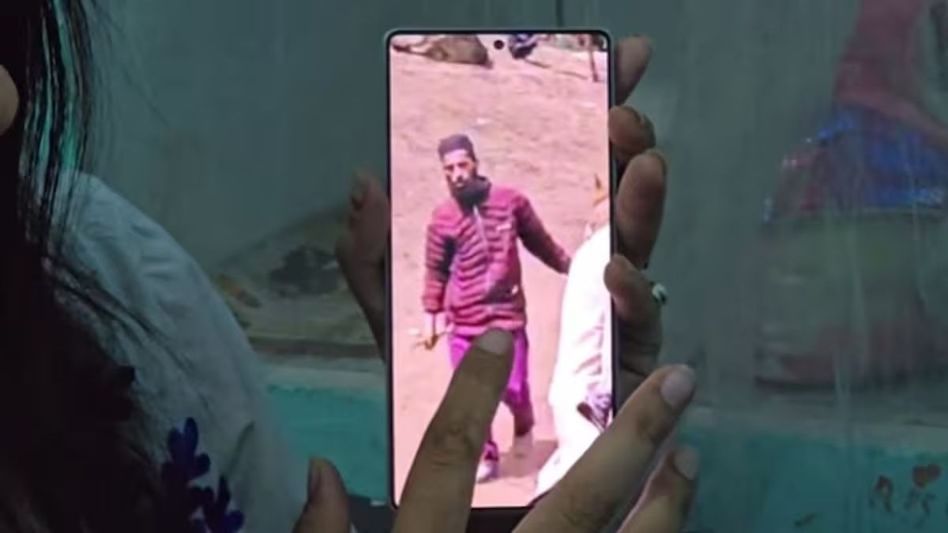 'ধর্ম নিয়ে প্রশ্ন করছিল', স্কেচ দেখেই জঙ্গিকে চিনলেন মহিলা, আটক খচ্চর চালক 'ধর্ম নিয়ে প্রশ্ন করছিল', স্কেচ দেখেই জঙ্গিকে চিনলেন মহিলা, আটক খচ্চর চালক