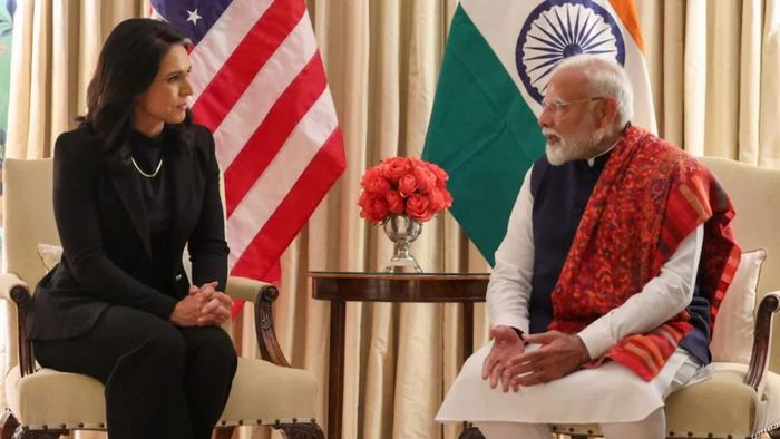 তুলসী গাবার্ডের সঙ্গে নরেন্দ্র মোদীর বৈঠক। ফাইল ছবি।