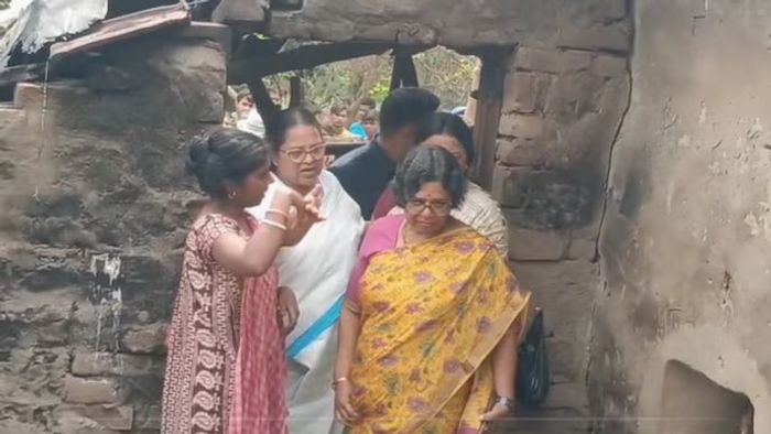 মুর্শিদাবাদে হিংসার ঘটনায় রাজ্য সরকারের ভূমিকা নিয়ে প্রশ্ন তুলল জাতীয় মহিলা কমিশন।