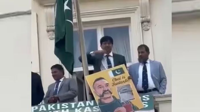 এই ছবি ঘিরে বিতর্ক।