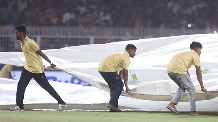 ২০২৫ সালে কলকাতা নাইট রাইডার্স এবং পাঞ্জাব কিংসের মধ্যে আইপিএল ম্যাচ চলাকালীন বৃষ্টির কারণে বল থামানোর চেষ্টা করা হচ্ছে, তাই মাঠের কর্মীরা পিচ শুষ্ক রাখার জন্য কাজ করছেন