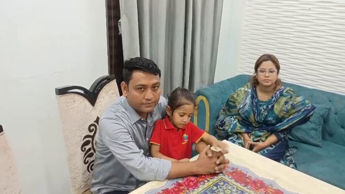 সপরিবারে নুরজ মোল্লা