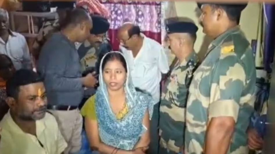 পাকিস্তানে আটক জওয়ানের রিষড়ার বাড়িতে এলেন BSF কর্তারা, পরিবারকে কী জানালেন? পাকিস্তানে আটক জওয়ানের রিষড়ার বাড়িতে এলেন BSF কর্তারা, পরিবারকে কী জানালেন?