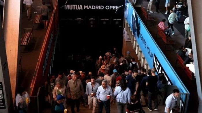 হঠাৎ লোডশেডিং বিশ্বের একাধিক দেশে, স্তব্ধ রেল-মোবাইল পরিষেবা