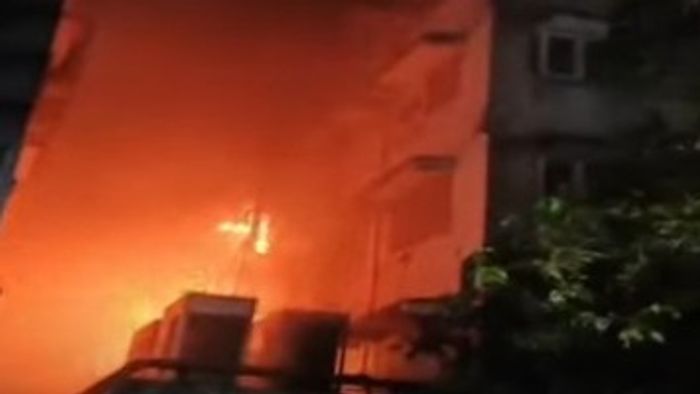 কলকাতার হোটেলে বিধ্বংসী আগুন।