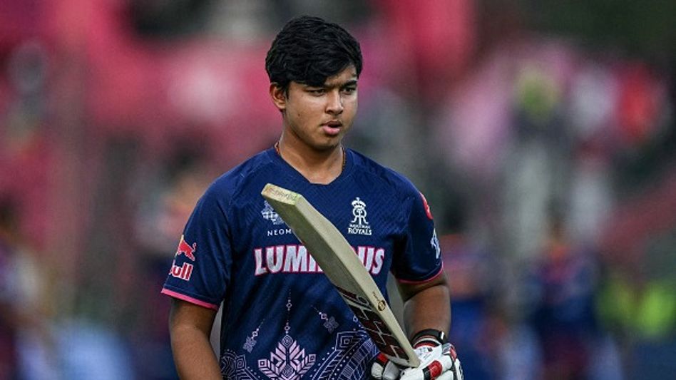 বৈভব বয়স ভাঁড়িয়ে খেলছেন? জোর বিতর্ক, BCCI-এর নিয়ম যা বলছে... বৈভব বয়স ভাঁড়িয়ে খেলছেন? জোর বিতর্ক, BCCI-এর নিয়ম যা বলছে...