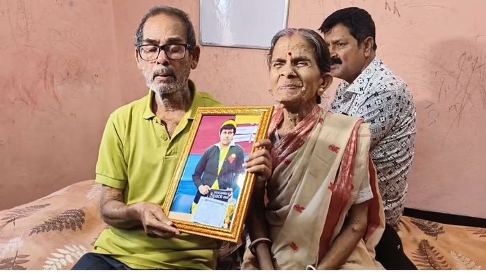 থৈবির ছবি হাতে দাদু-ঠাকুমা।