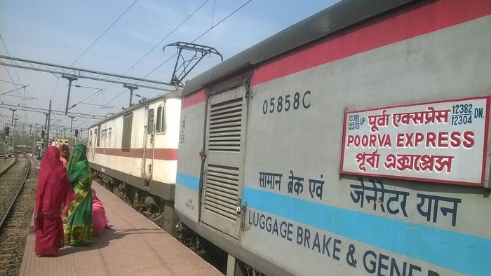 রেলকর্মীদের তৎপরতা, 'জ্বলন্ত ট্রেন' হতে হতে বাঁচল হাওড়াগামী পূর্বা এক্সপ্রেস
