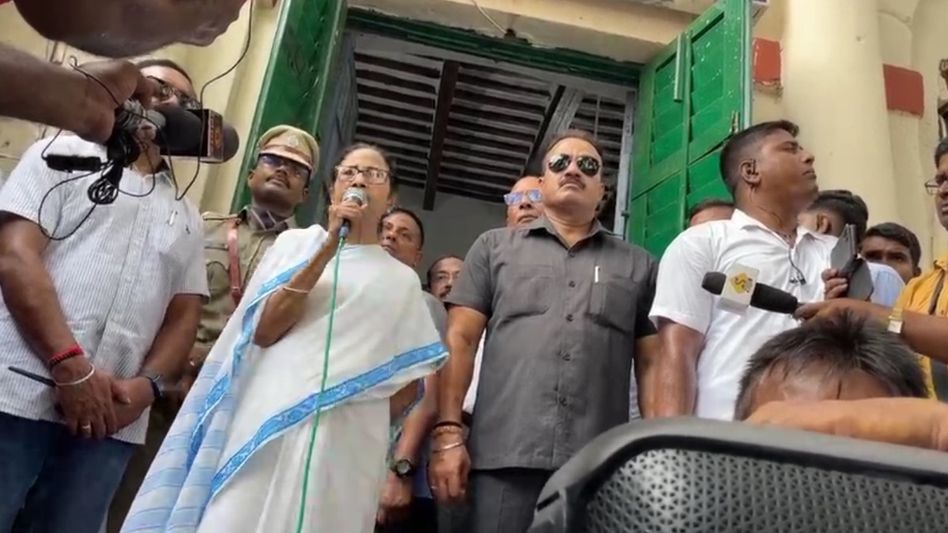 'লাইট নিভিয়ে দেন, আমি সব জানি,' মুর্শিদাবাদে মমতার নিশানায় ভারত সেবাশ্রমের এক সন্ন্যাসী, কে? 'লাইট নিভিয়ে দেন, আমি সব জানি,' মুর্শিদাবাদে মমতার নিশানায় ভারত সেবাশ্রমের এক সন্ন্যাসী, কে?