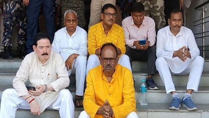 পাকিস্তানিদের চিহ্নিত করে তাড়াতে হবে, জেলাশাসকের অফিসে ধর্নায় বিজেপির ৪ বিধায়ক