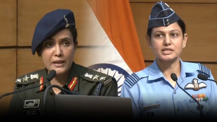 কর্নেল সোফিয়া কুরেশি ও উইং কমান্ডর ব্যোমিকা সিং
