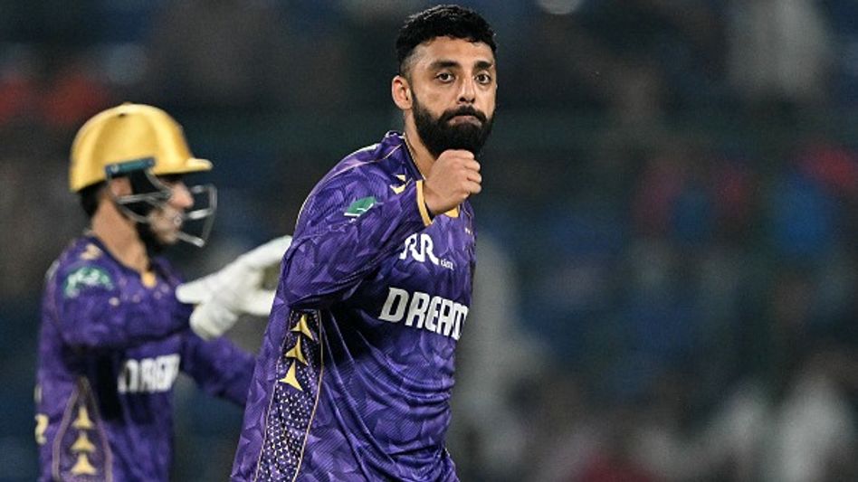 উইকেট নিয়ে শাস্তির মুখে পড়লেন KKR-এর বরুণ, কী করেছিলেন জানেন? উইকেট নিয়ে শাস্তির মুখে পড়লেন KKR-এর বরুণ, কী করেছিলেন জানেন?