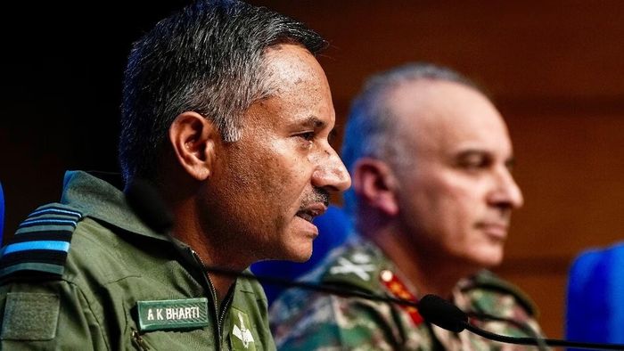 সাংবাদিক বৈঠকে ভারতীয় এয়ারমার্শাল