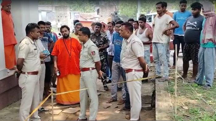 খুনের ঘটনাস্থলে পুলিশ।-নিজস্ব ছবি