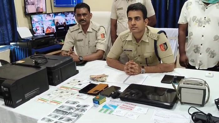 তিন জনকে গ্রেফতার করেছে রানিনগর থানার পুলিশ।