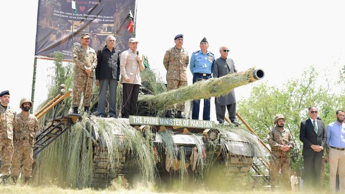 পাকিস্তানের প্রধানমন্ত্রী শাহবাজ শরিফ শিয়ালকোটের পসরুর সেনা ক্যাম্পে