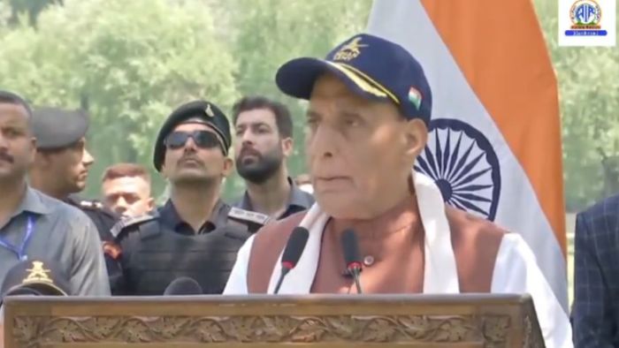 'ওরা আমাদের মাথায় মেরেছে, আমরা ওদের বুক চিরে দিয়েছি', কাশ্মীরে হুঙ্কার রাজনাথের
