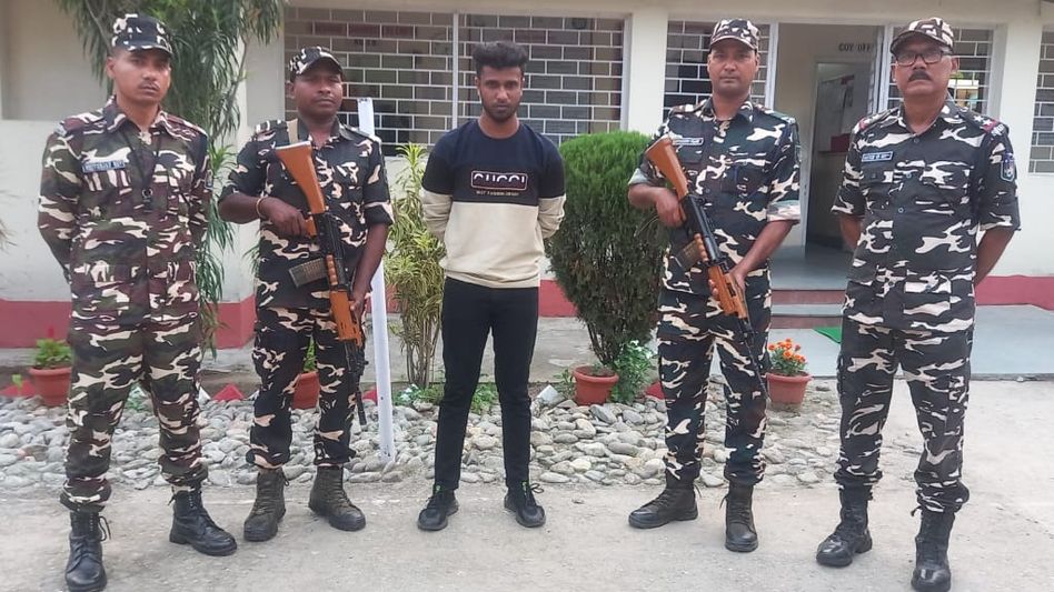 নেপাল হয়ে ভারতে ঢুকছিল, শিলিগুড়িতে সীমান্তে ধৃত বাংলাদেশি নেপাল হয়ে ভারতে ঢুকছিল, শিলিগুড়িতে সীমান্তে ধৃত বাংলাদেশি