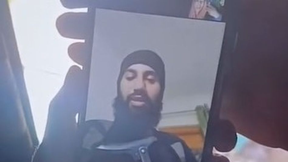 'বেটা, সারেন্ডার কর দে,' কাশ্মীরে ভিডিওকলে তখন জঙ্গির মা, সেনার গুলিতে খতম আমির, VIDEO 'বেটা, সারেন্ডার কর দে,' কাশ্মীরে ভিডিওকলে তখন জঙ্গির মা, সেনার গুলিতে খতম আমির, VIDEO