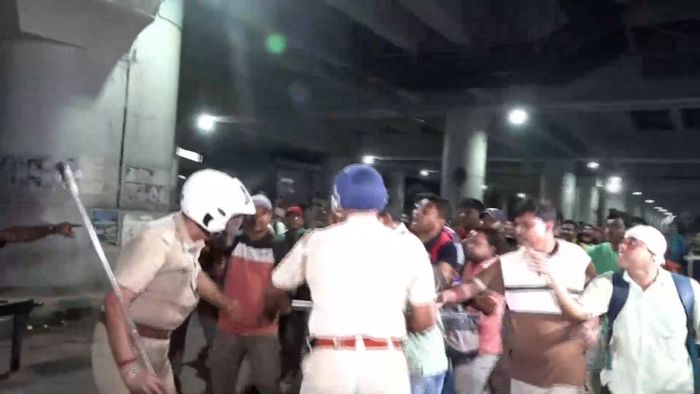 শিক্ষকদের উপর আক্রমণ পুলিশের